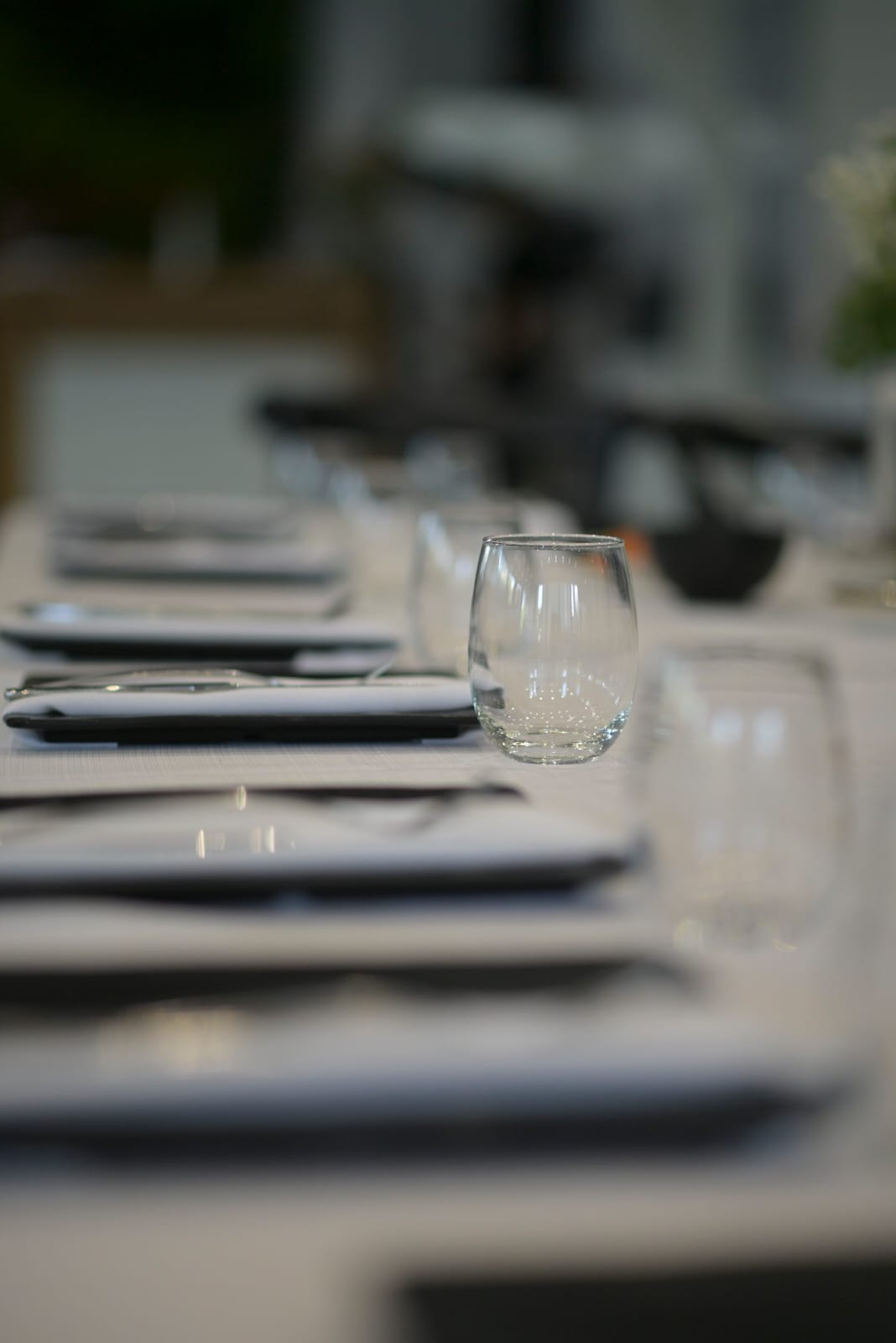 פרט מערכת שולחן בעיצוב מינימליסטי